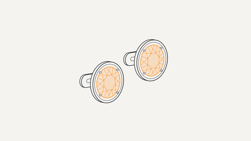 Illustrazione di una coppia di gemelli con placca guilloché arancio – Gioielleria Scaduto