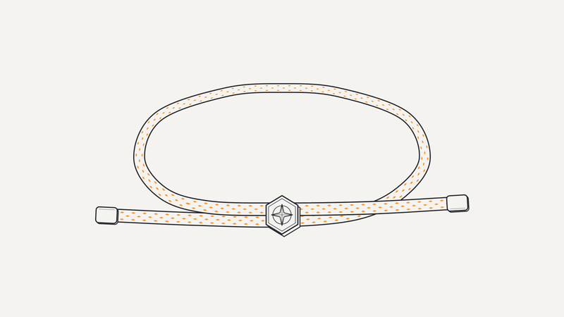 Illustrazione di un bracciale a cordino regolabile con trama arancio e passante esagonale con rosa dei venti – Gioielleria Scaduto
