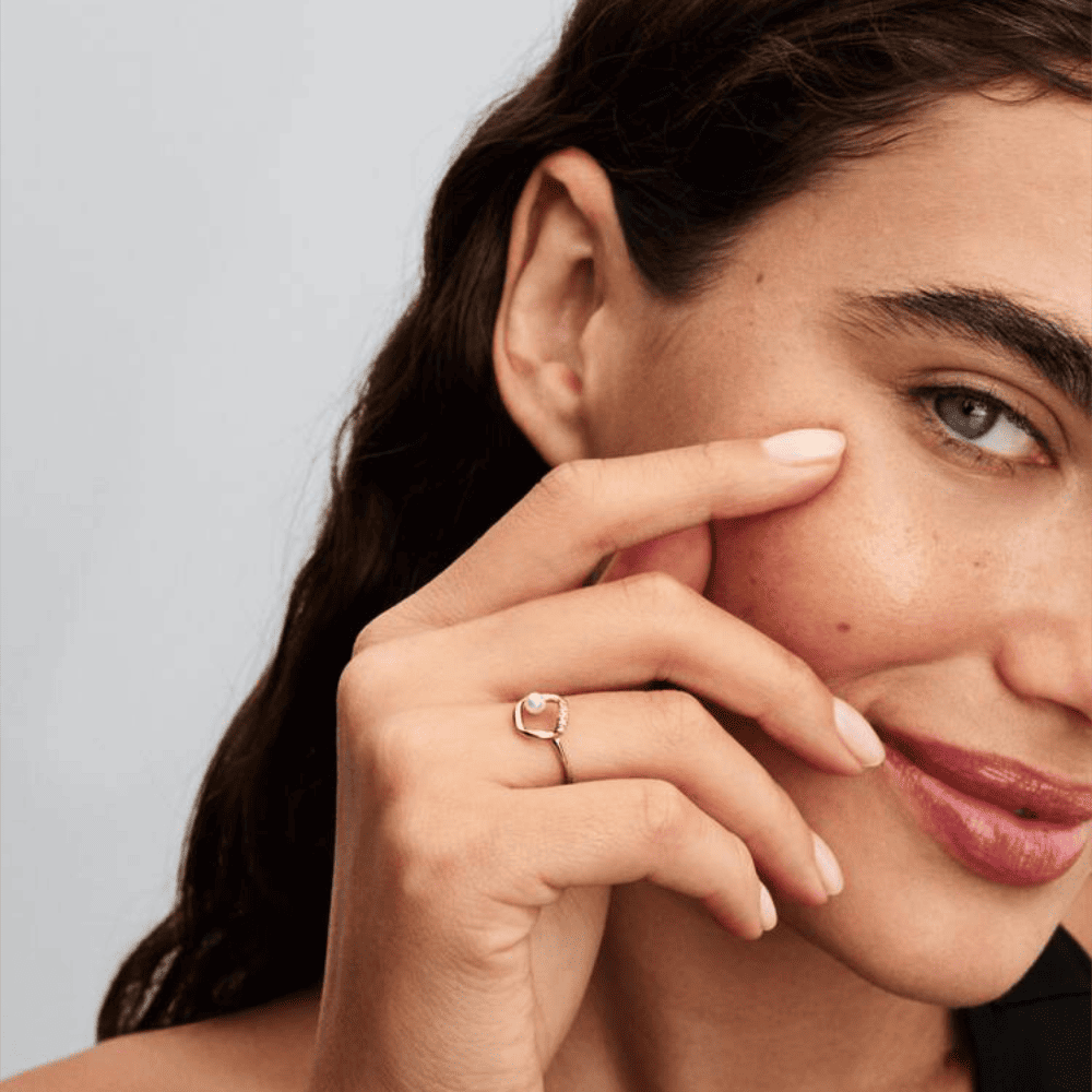 Pandora | Anello Cerchio Linea Sinuosa con Perla d'Acqua Dolce Coltivata e Pavè