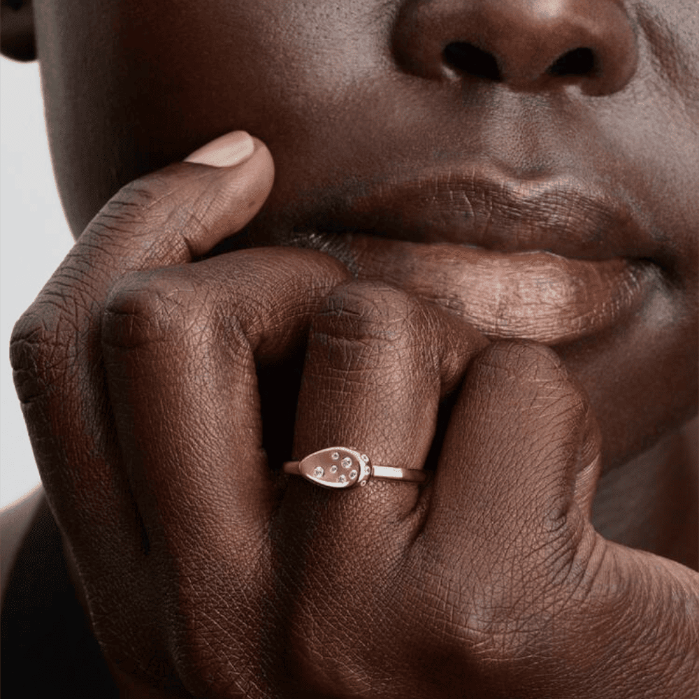 Pandora | Anello Sigillo Piccolo con Pietre Luminose