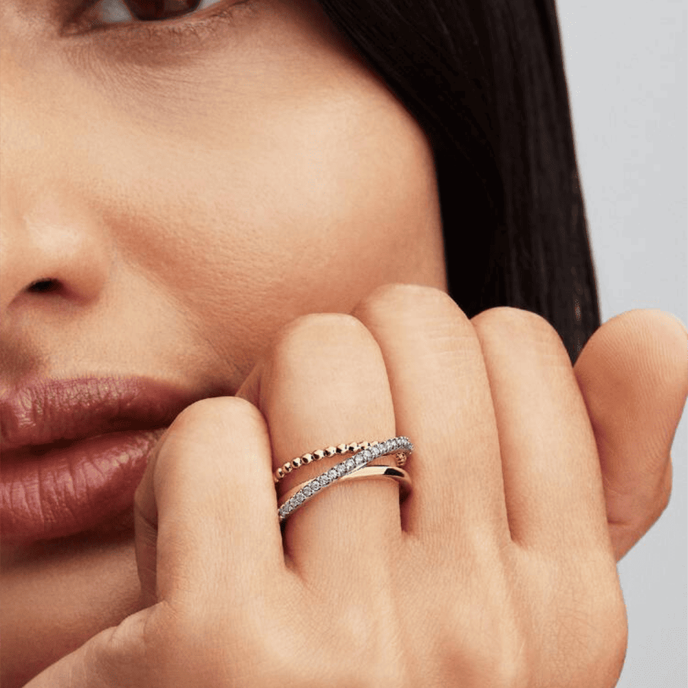 Anello Tripla Fascia Intrecciata Sfere e Pavé