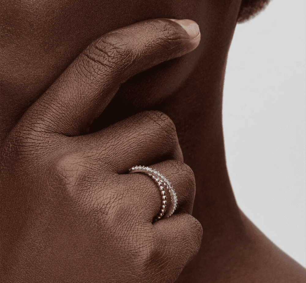 Anello Fascia Intrecciata Sfere e Pavé