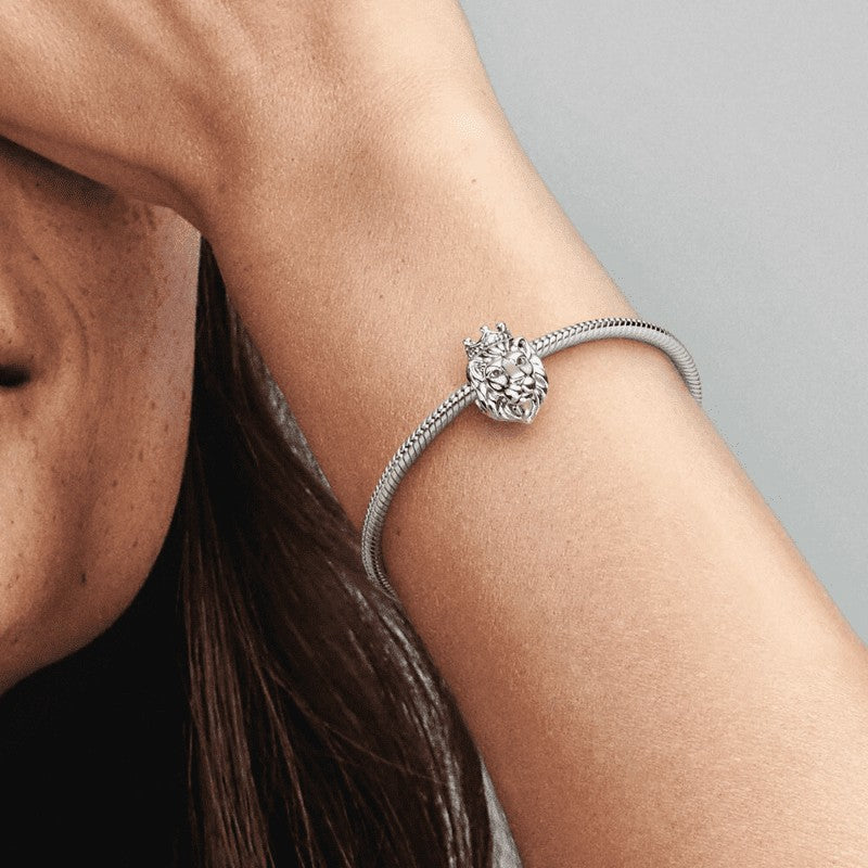Charm Leone Regale