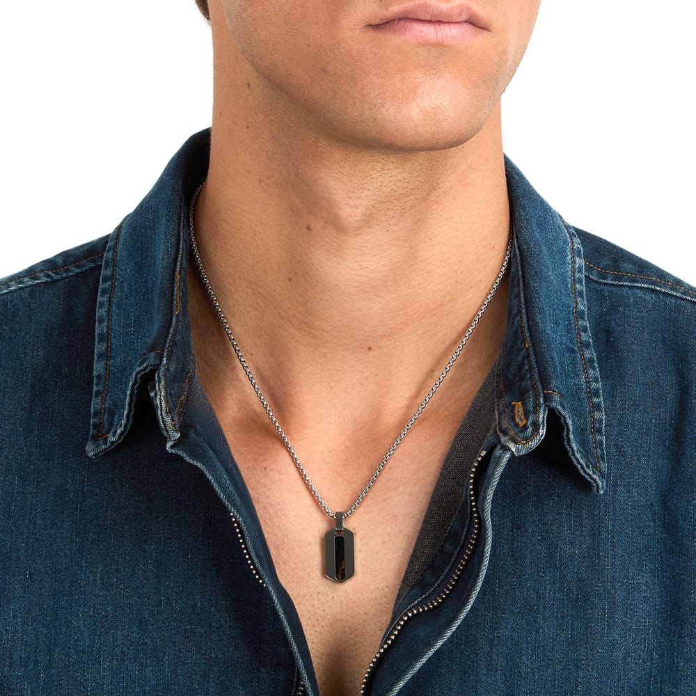 Collana Terra con Pendente in Acciaio Nero e Occhio di Tigre – Morellato SBKA02 indossato