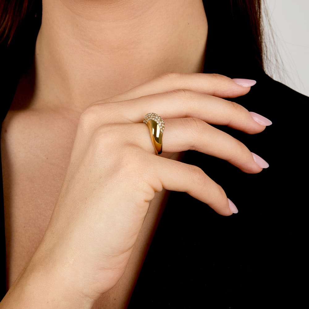 Anello Chevalier Design in Acciaio Dorato e Cristalli Bianchi – Morellato SAYP13 indossato