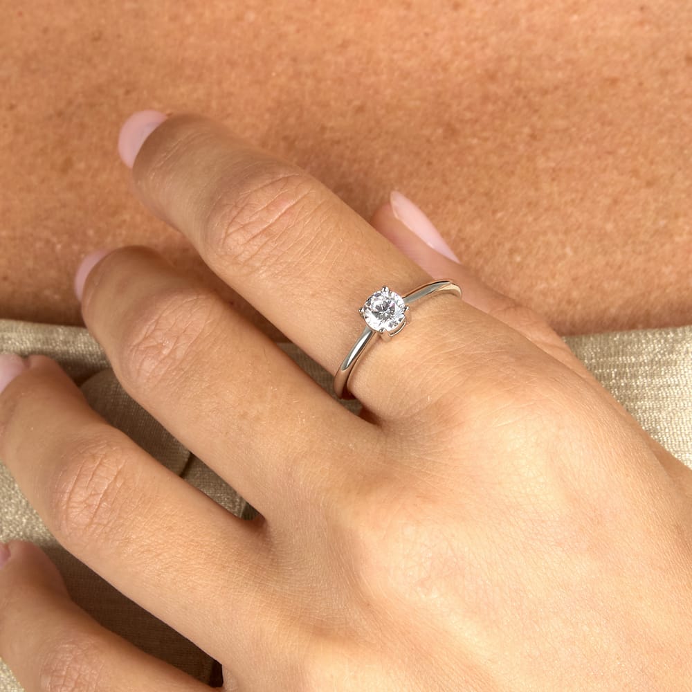 Anello Solitario Infinito in Argento e Zirconi Bianchi – Morellato SABD01 indossato