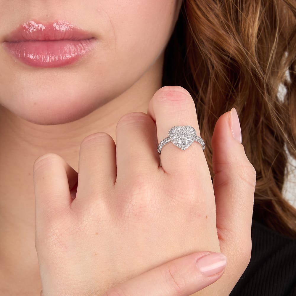 Anello Pavé Nobile Cuore in Argento e Zirconi Bianchi – Morellato SAZK03 indossato