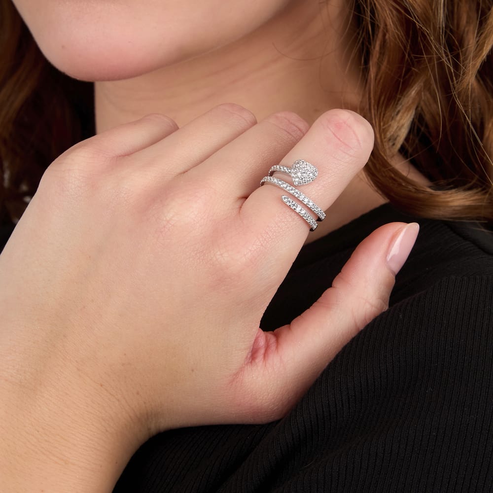 Anello Contrarié Nobile Cuore in Argento e Zirconi Bianchi – Morellato SAZK07 indossato