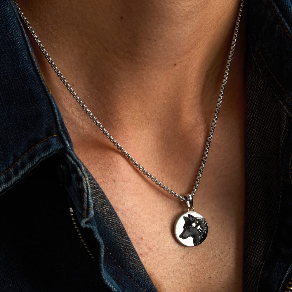 Collana Amuleti con Pendente Lupo in Acciaio Nero – Morellato SBKA09 indossato