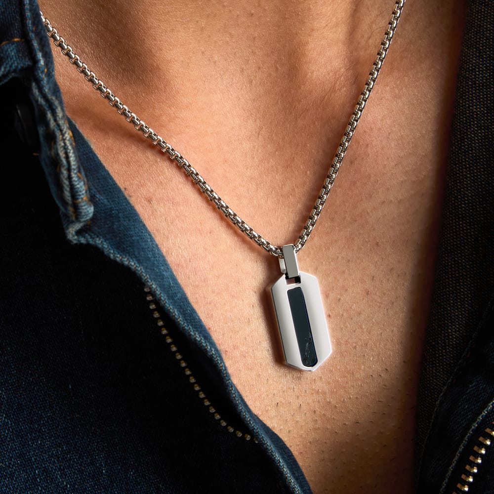 Collana Terra con Pendente in Acciaio Nero e Occhio di Tigre – Morellato SBKA02 indossato