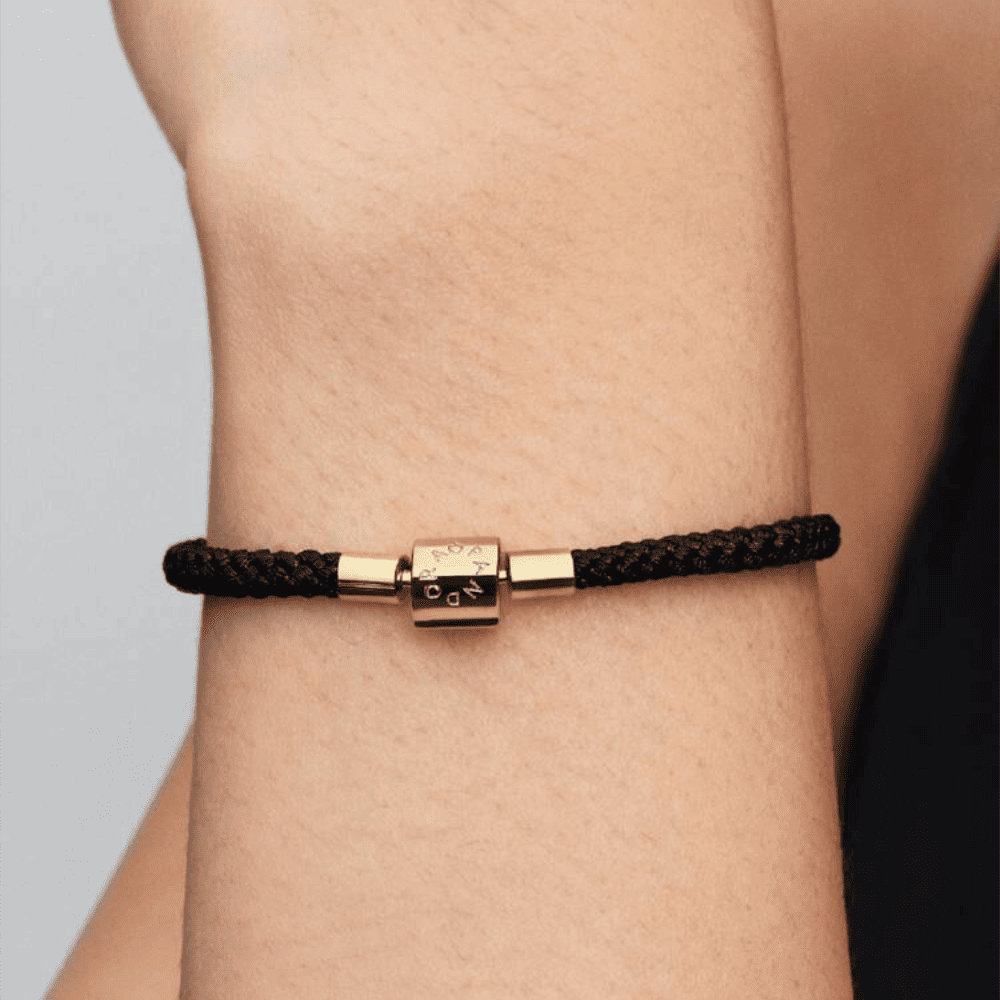 Bracciale in Corda Nera con Chiusura a Barile