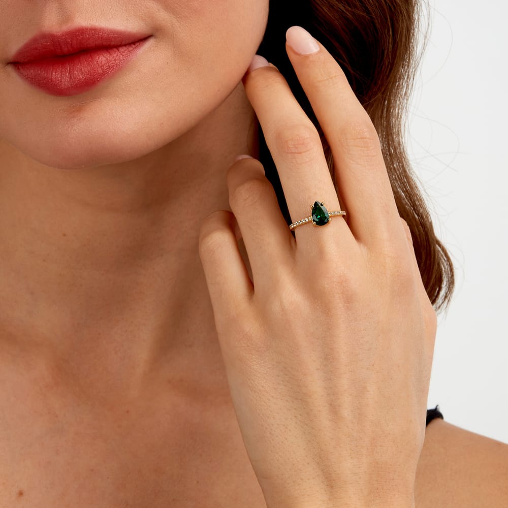 Anello Solitario Tesori in Argento Dorato e Zirconi Verdi – Morellato SAIW203 indossato