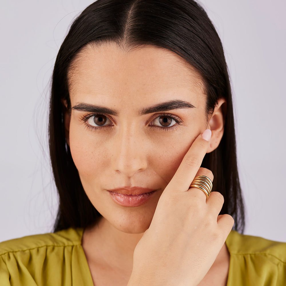 Anello a Fascia Aura Dorato in Acciaio – Brosway BAU34 indossato