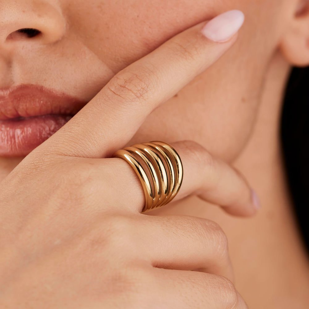 Anello a Fascia Aura Dorato in Acciaio – Brosway BAU34 indossato