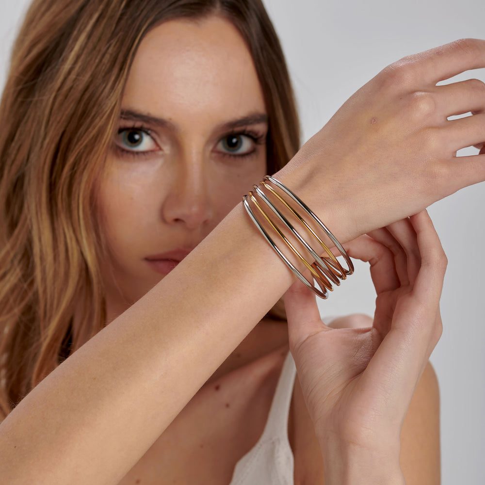 Bracciale Rigido Aperto Aura Bicolore in Acciaio – Brosway BAU14 indossato