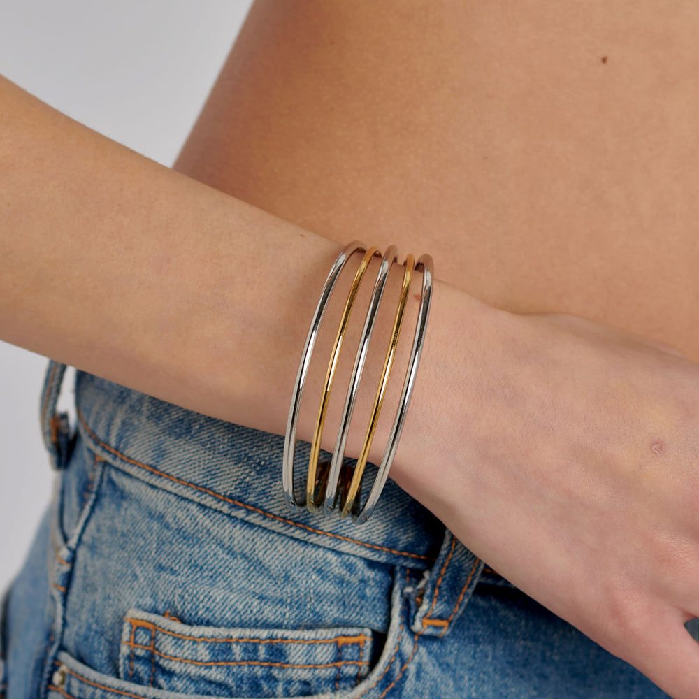 Bracciale Rigido Aperto Aura Bicolore in Acciaio – Brosway BAU14 indossato