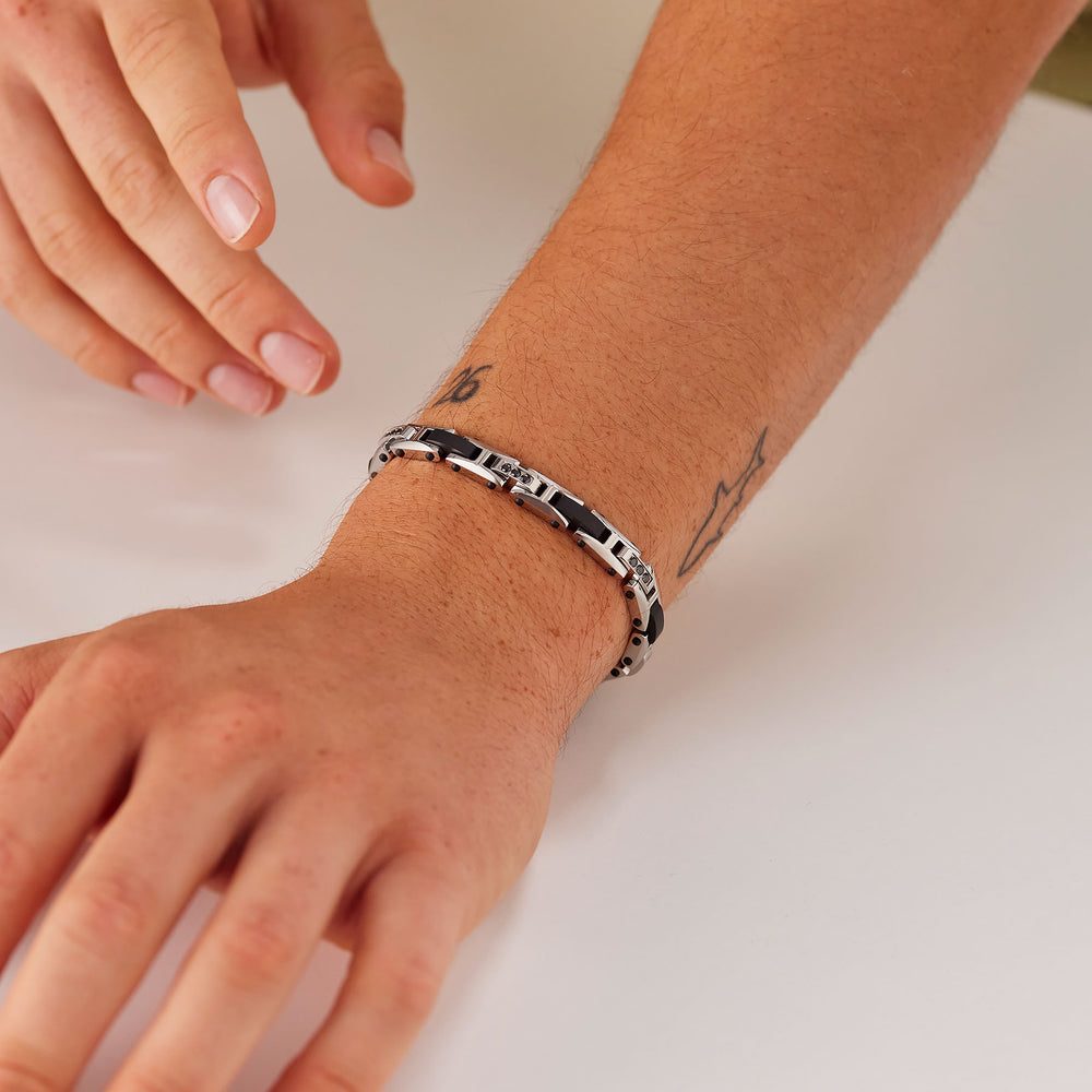 Bracciale Backliner in Acciaio Rutenio con Zirconi Neri – Brosway BBC31 indossato