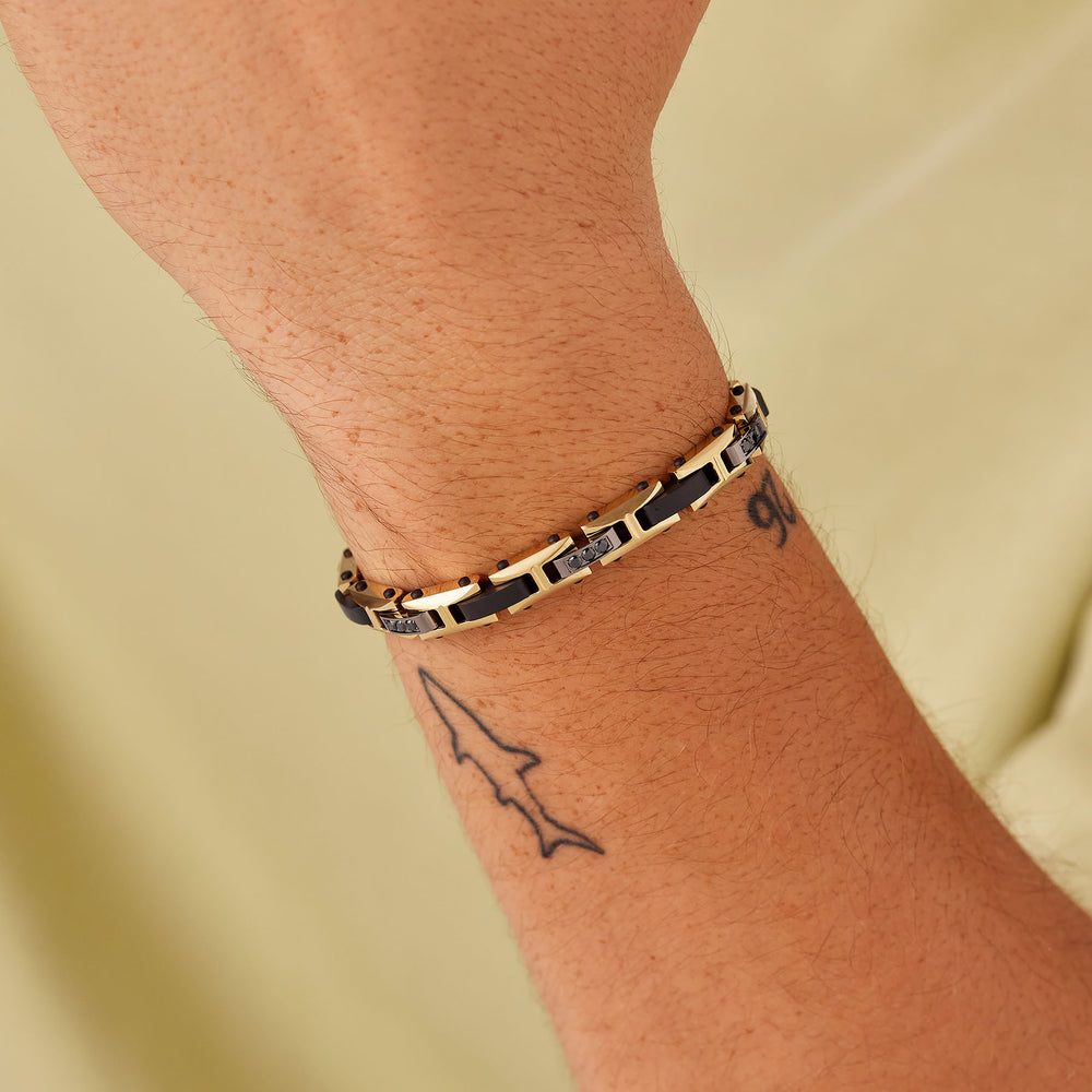 Bracciale Backliner Bicolore in Acciaio Rutenio e Oro con Zirconi Neri – Brosway BBC32 indossato