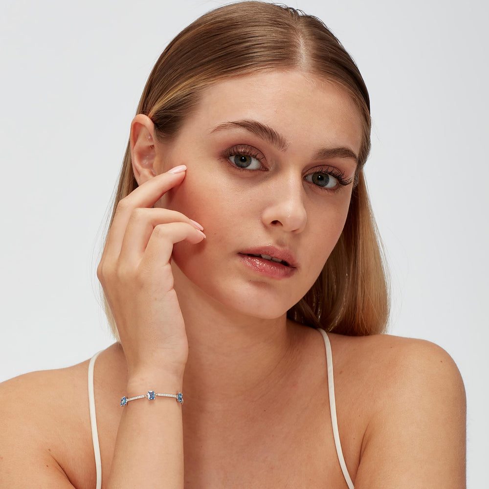 Bracciale Semirigido Fancy in Argento con Zirconi Baguette Blu – Brosway FFB04 indossato