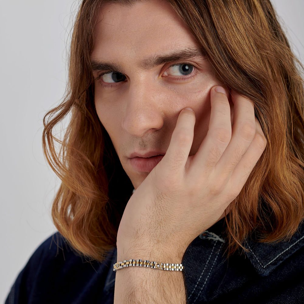 Bracciale Uomo Riptide Bicolore in Acciaio con Elementi a Vite – Brosway BTD065 indossato