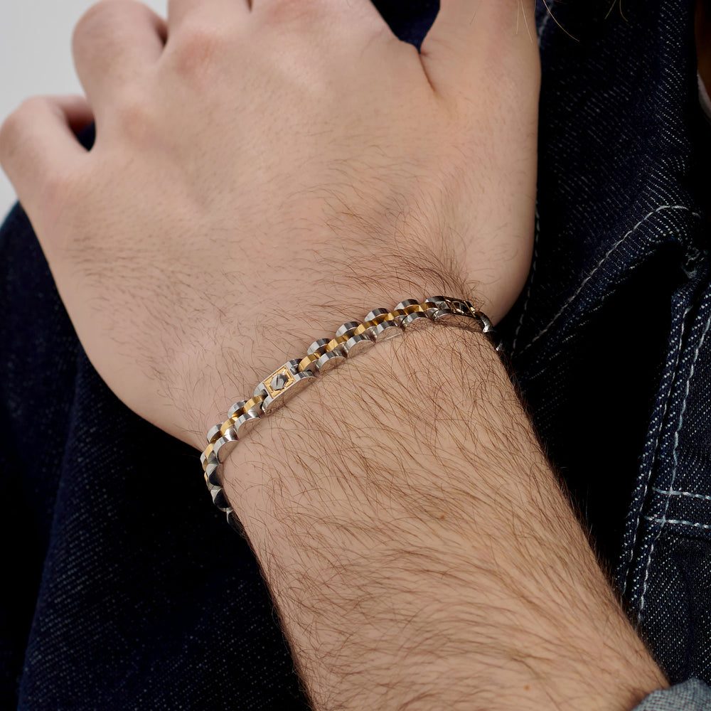 Bracciale Uomo Riptide Bicolore in Acciaio con Elementi a Vite – Brosway BTD065 indossato