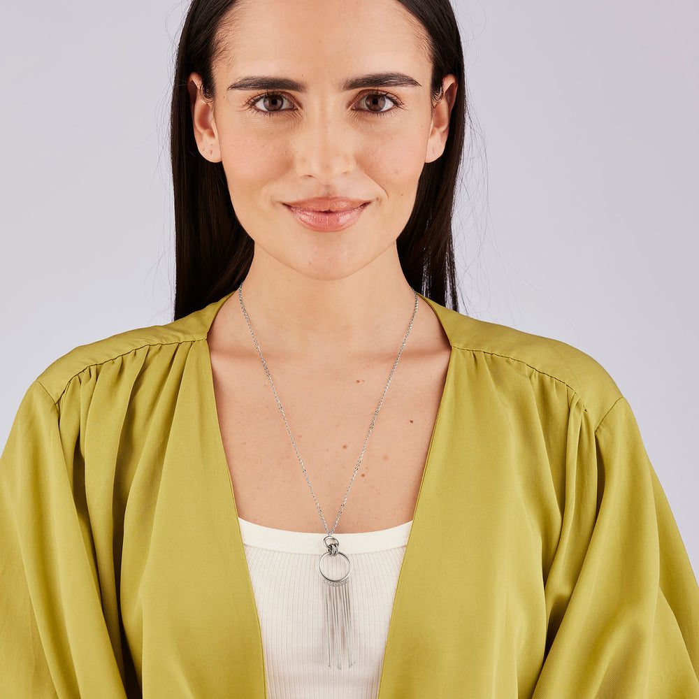 Collana Lunga Aura in Acciaio con Pendente a Cerchio e Frange – Brosway BAU02 indossato