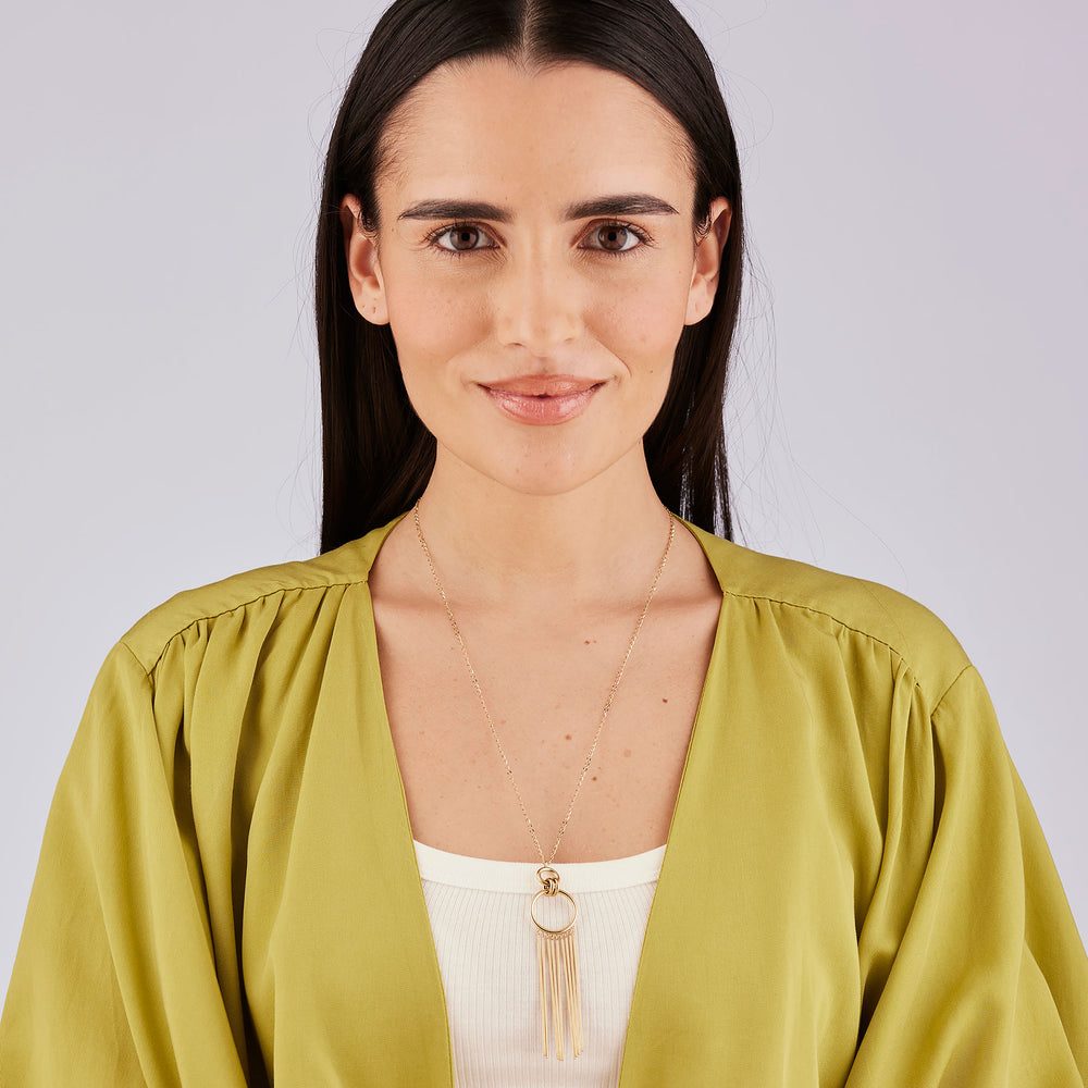 Collana Lunga Aura Dorata in Acciaio con Pendente a Cerchio e Frange – Brosway BAU03 indossato