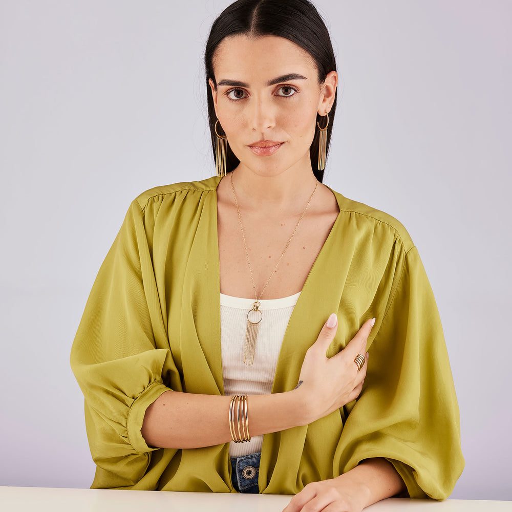 Collana Lunga Aura Dorata in Acciaio con Pendente a Cerchio e Frange – Brosway BAU03 indossato