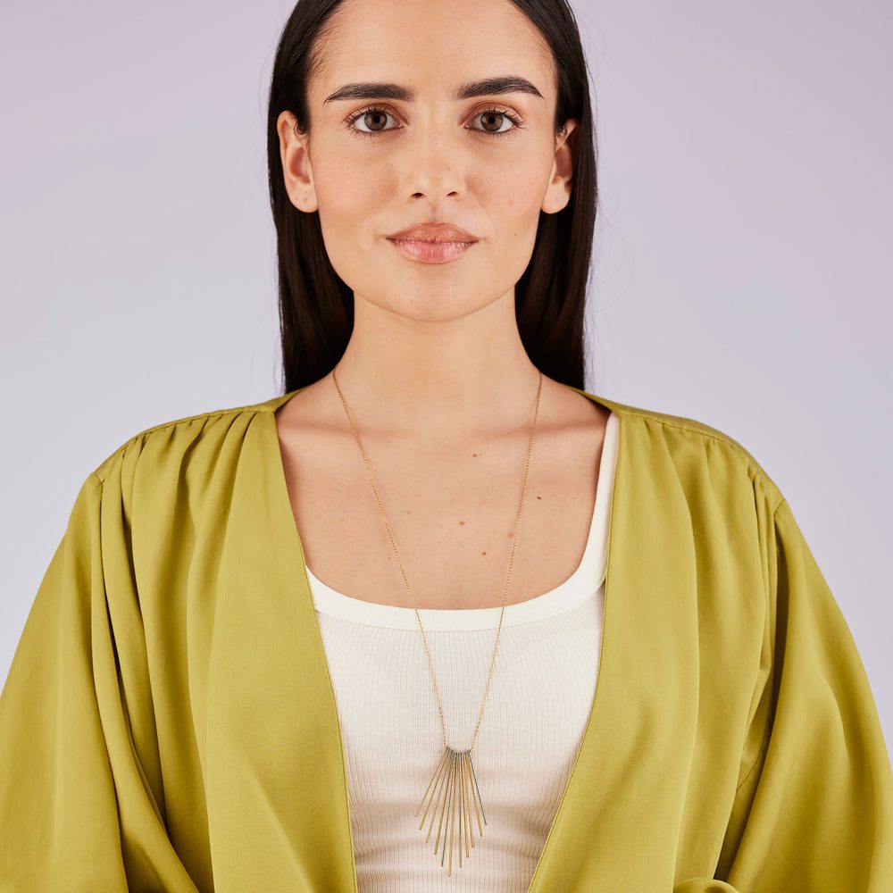 Collana Aura Dorata in Acciaio con Pendente a Barrette – Brosway BAU04 indossato