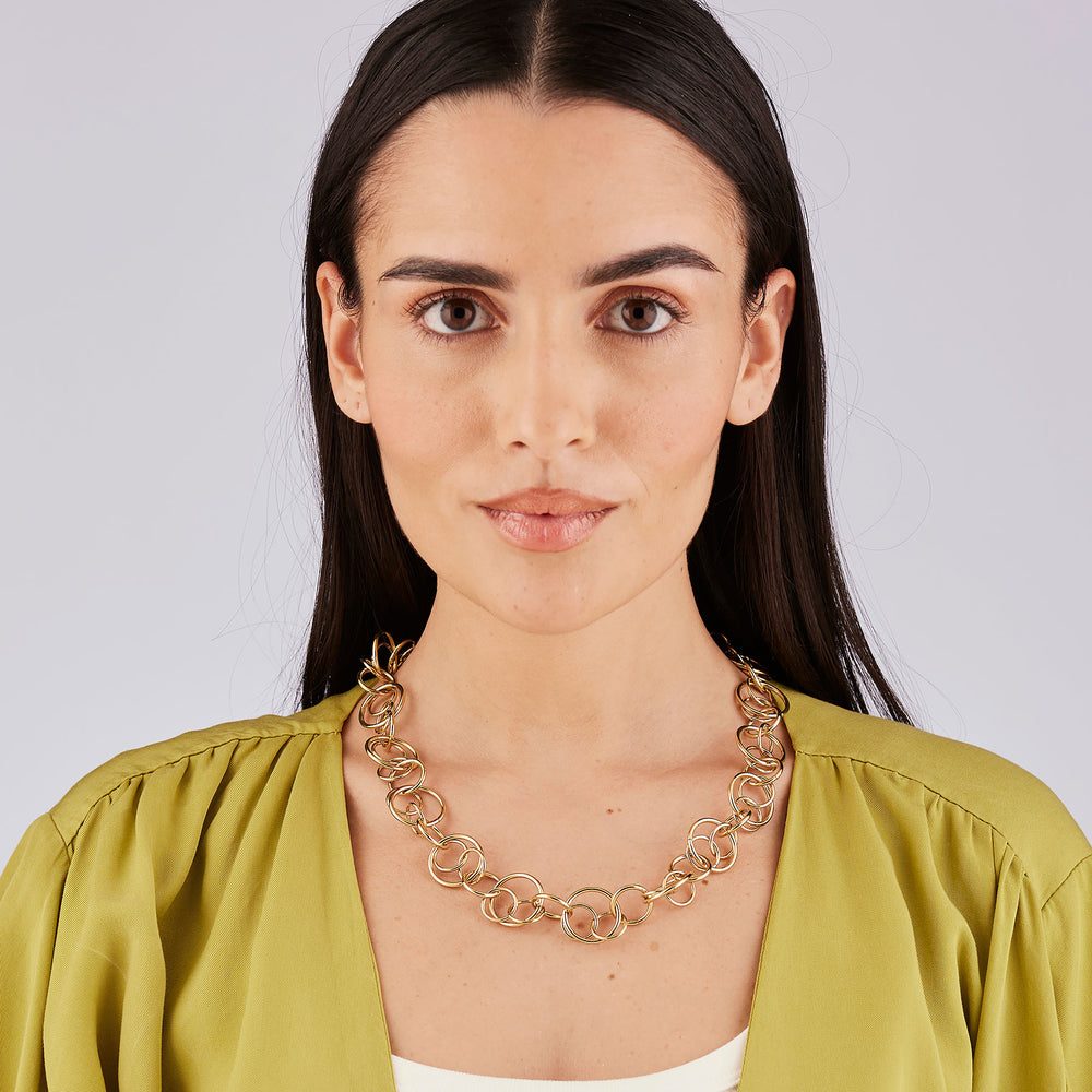 Collana Aura Dorata in Acciaio con Cerchi Intersecati – Brosway BAU06 indossato