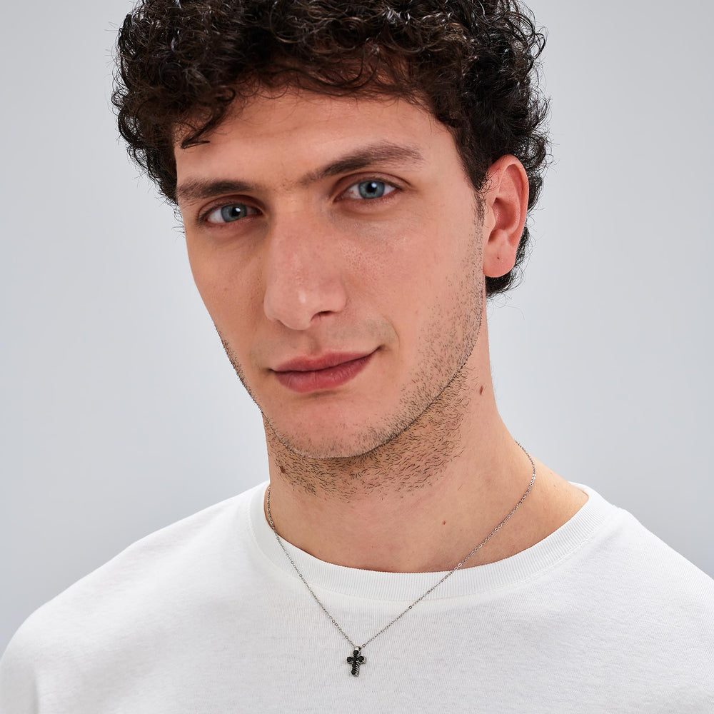 Collana Girocollo Avantgarde in Acciaio con Croce e Zirconi Neri – Brosway BVD02 indossato