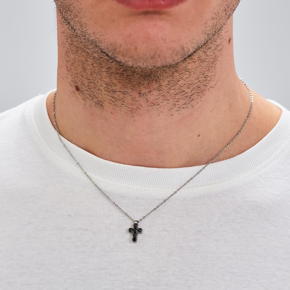 Collana Girocollo Avantgarde in Acciaio con Croce e Zirconi Neri – Brosway BVD02 indossato