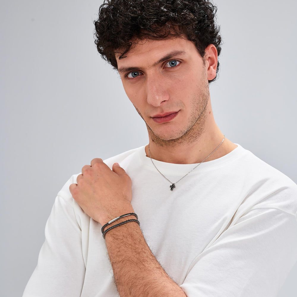 Collana Girocollo Avantgarde in Acciaio con Croce e Zirconi Neri – Brosway BVD02 indossato