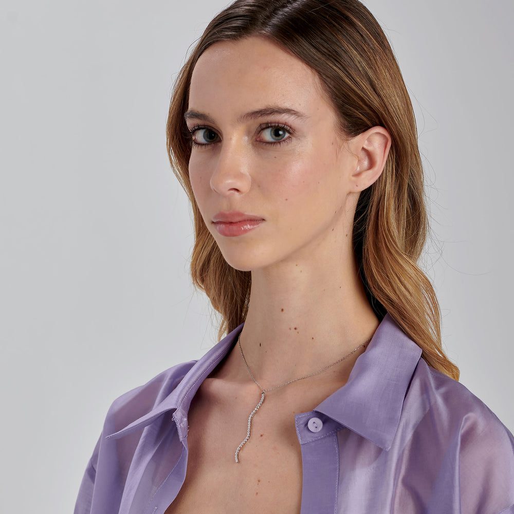 Collana Lunga Desideri in Acciaio con Pendente a S e Zirconi – Brosway BEIN027 indossato
