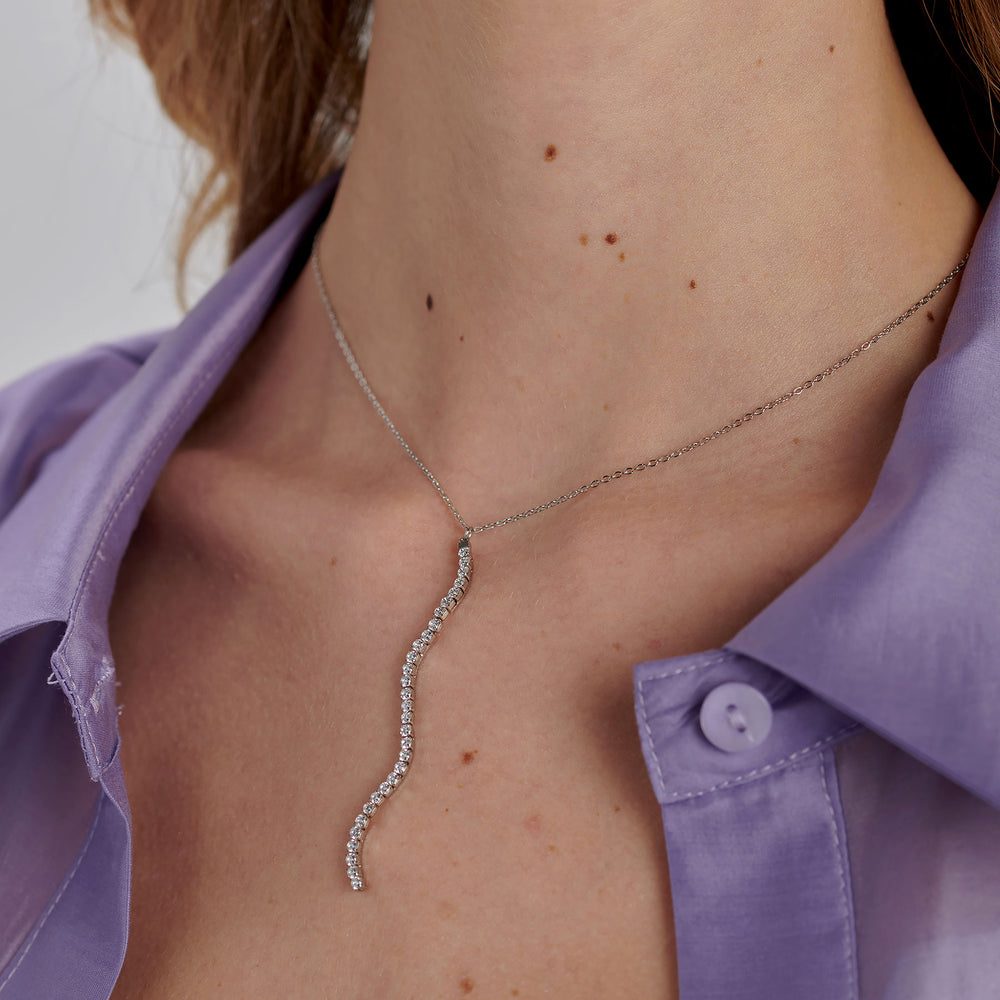 Collana Lunga Desideri in Acciaio con Pendente a S e Zirconi – Brosway BEIN027 indossato