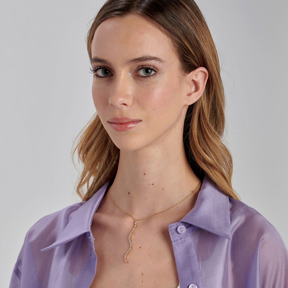 Collana Lunga Desideri Dorata con Pendente a S e Zirconi – Brosway BEIN028 indossato