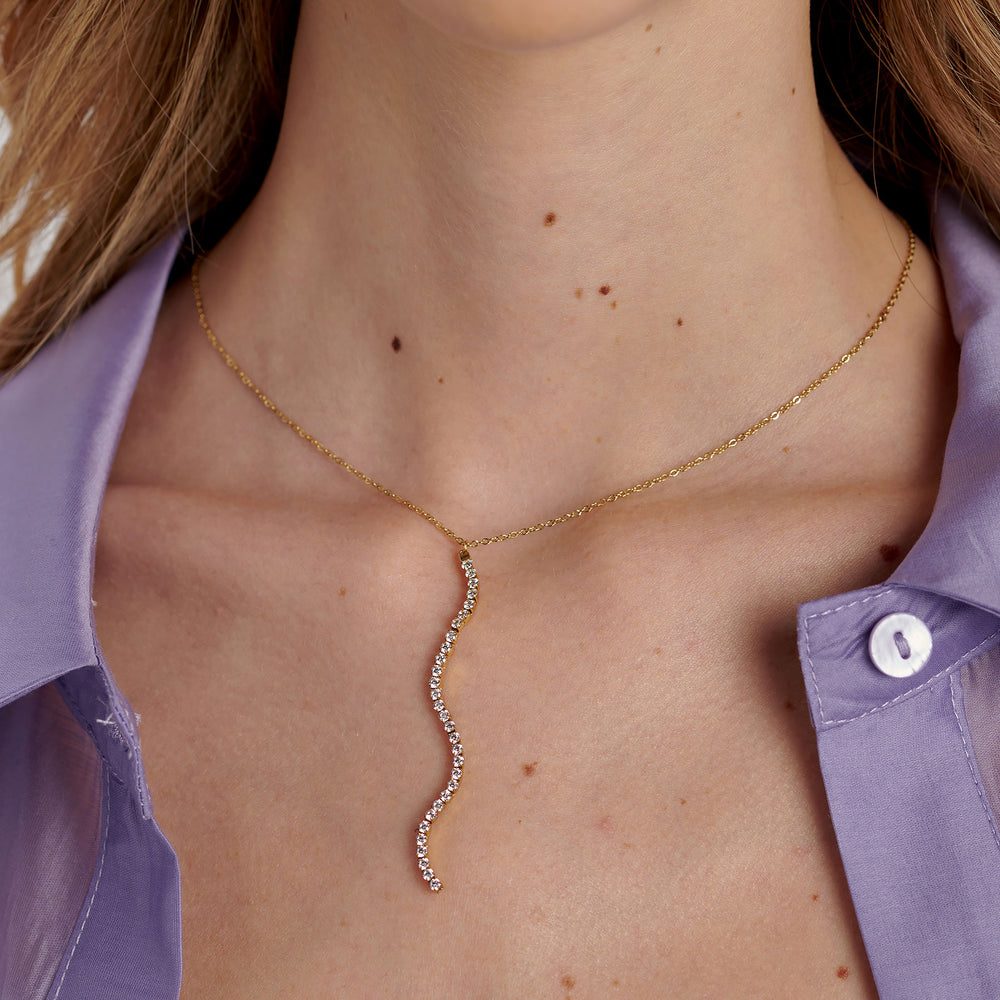 Collana Lunga Desideri Dorata con Pendente a S e Zirconi – Brosway BEIN028 indossato