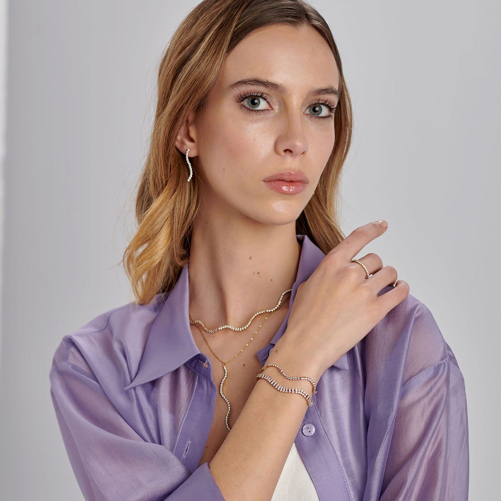 Collana Lunga Desideri Dorata con Pendente a S e Zirconi – Brosway BEIN028 indossato