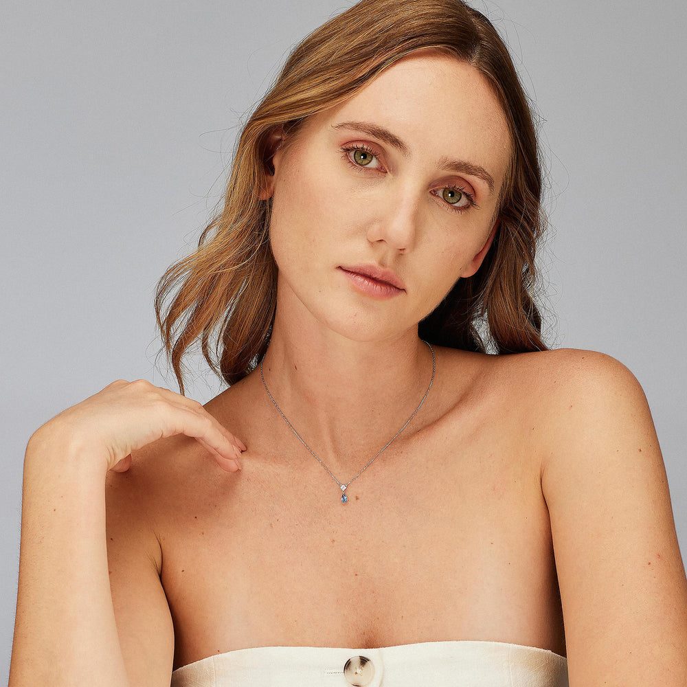 Collana Girocollo Fancy in Argento con Zirconi Quadrato e Goccia Blu – Brosway FFB109 indossato