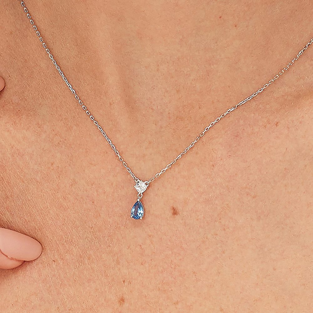 Collana Girocollo Fancy in Argento con Zirconi Quadrato e Goccia Blu – Brosway FFB109 indossato