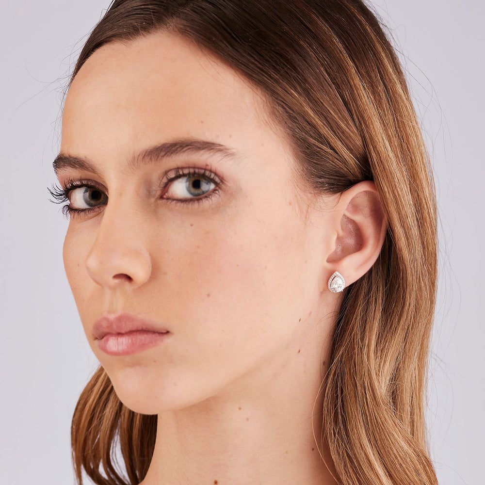 Orecchini a Lobo Fancy in Argento con Zircone a Goccia Infinite White – Brosway FIW184 indossato