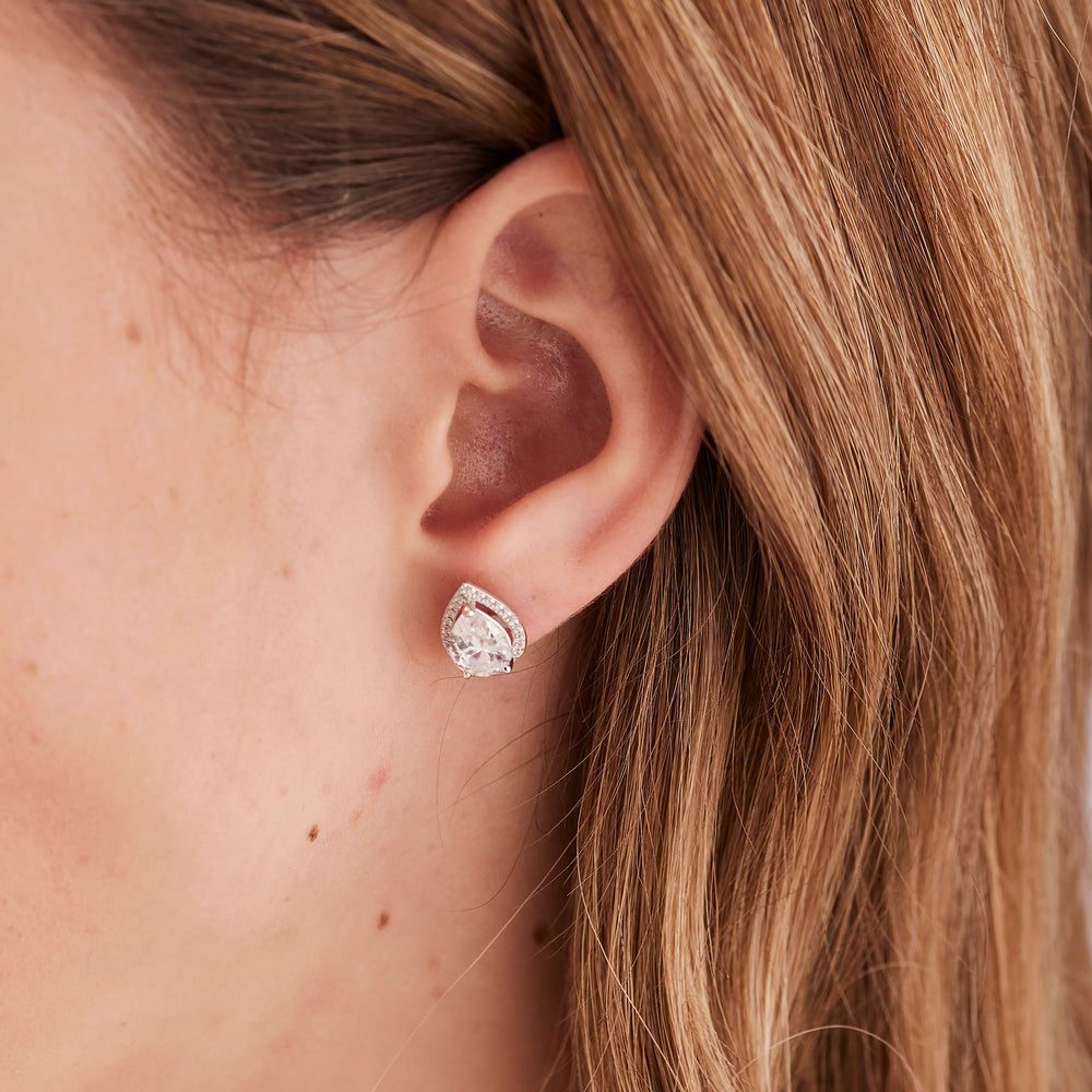 Orecchini a Lobo Fancy in Argento con Zircone a Goccia Infinite White – Brosway FIW184 indossato
