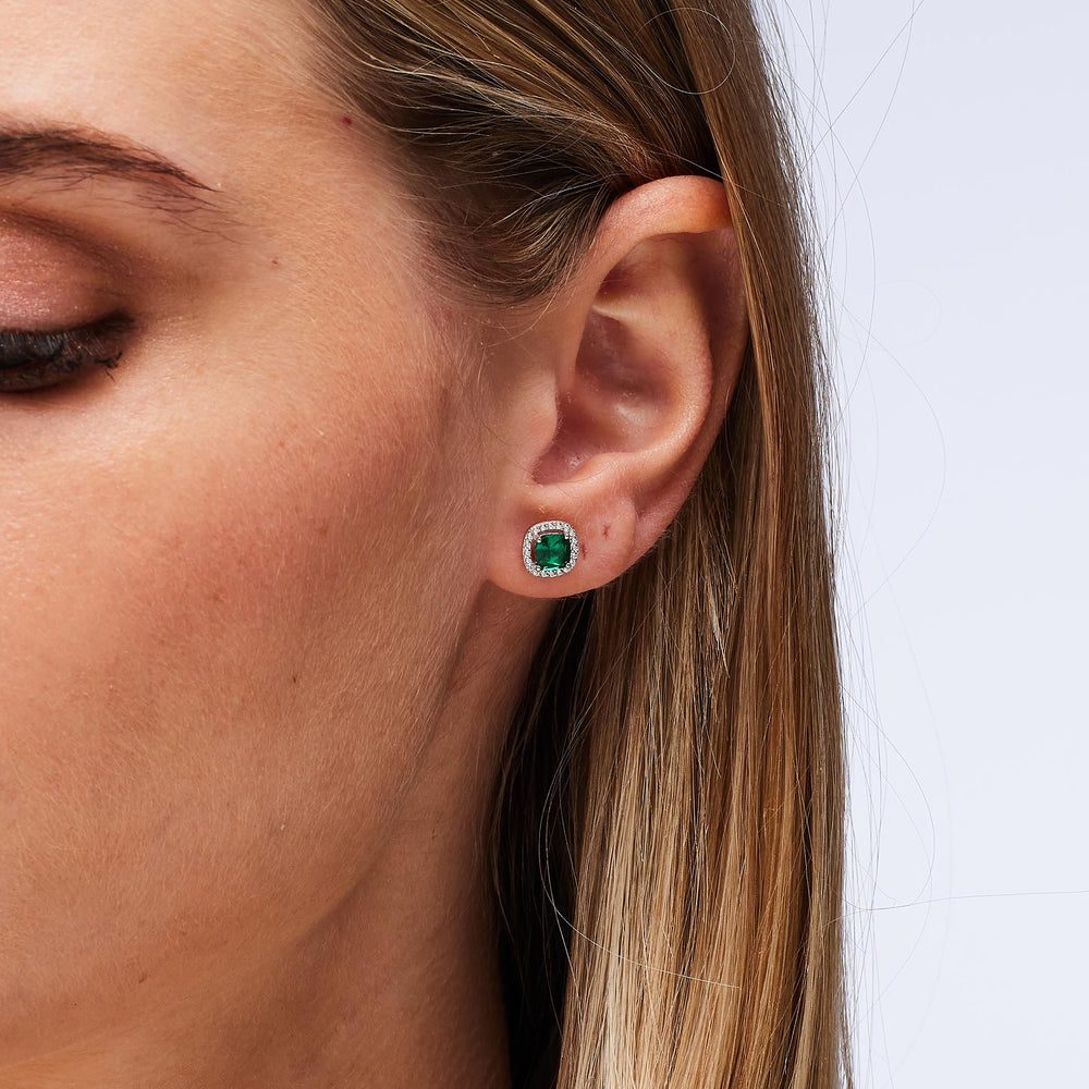Orecchini a Lobo Fancy in Argento con Zirconi Bianchi e Life Green – Brosway FLG141 indossato