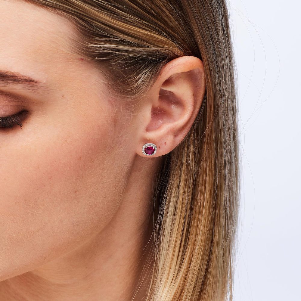 Orecchini a Lobo Fancy in Argento con Zirconi Bianchi e Passion Ruby – Brosway FPR134 indossato