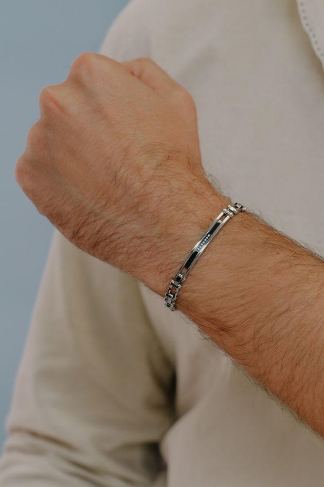 Comete Bracciale in Acciaio PVD nero e zirconi indossato – UBR662N