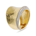 ETRUSCA | Anello a Fascia Martellato Eclissi Dorata con Pavé di Cubic Zirconia