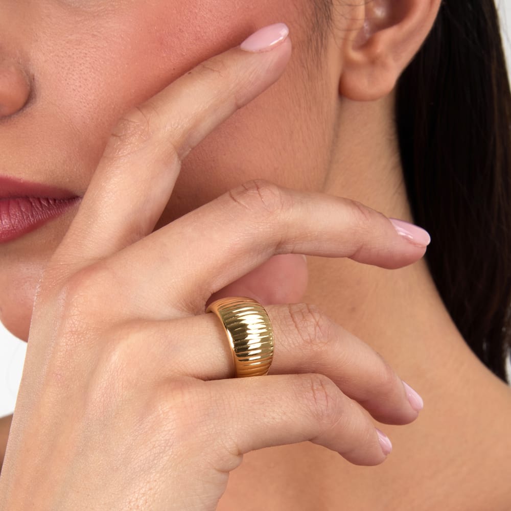 Anello Onda a Fascia in Acciaio Dorato – Morellato SAZP16 indossato
