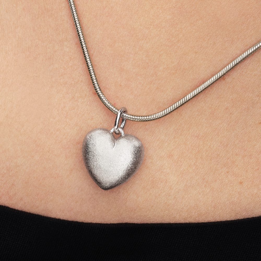 Charm Pendente Cuore Puffy Effetto Opaco con Finitura in Platino Pandora 734908C00 - foto 4
