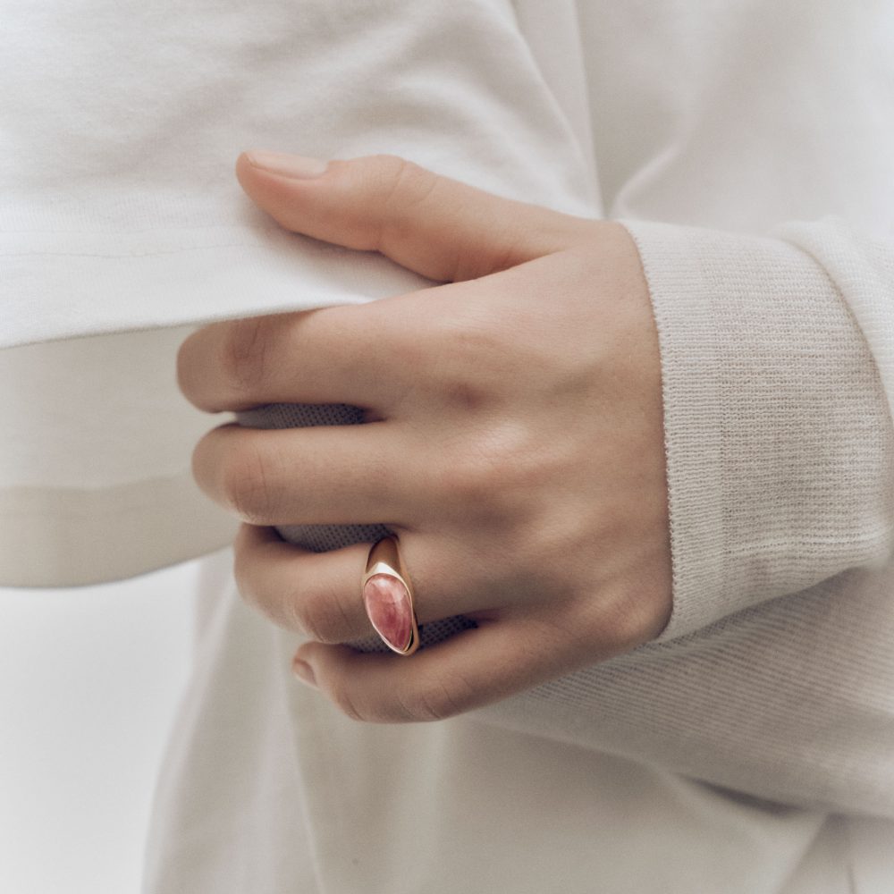 Anello Sigillo Luna con Rodocrosite – PD Paola AN01-E88 indossato