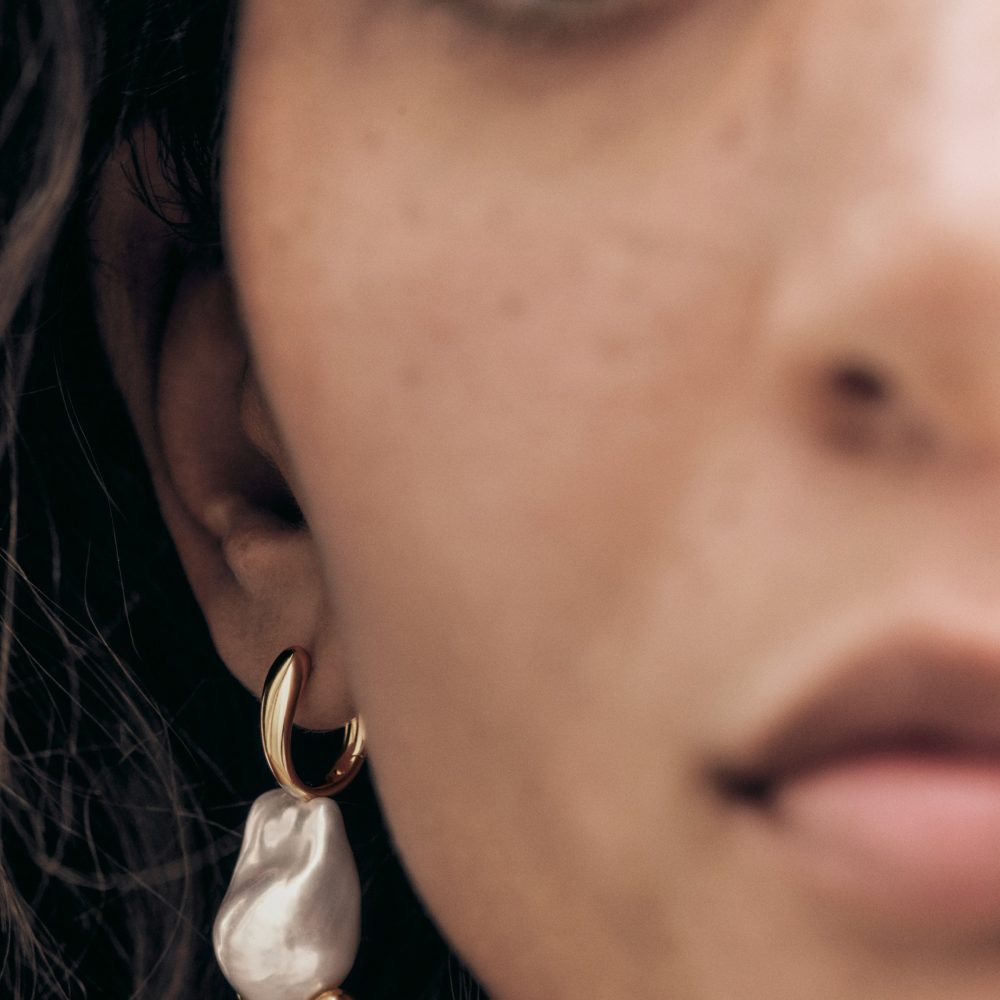 Orecchini a Cerchio con Perla Mist – PD Paola AR01-G53 indossato
